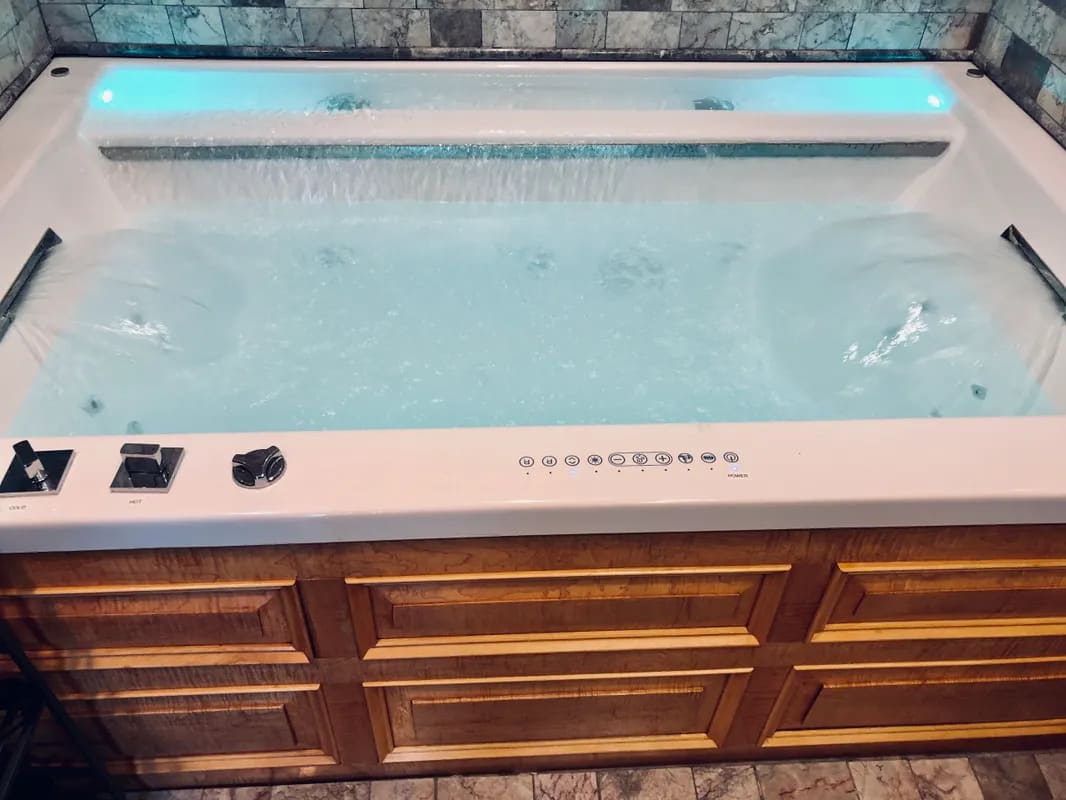 Northern Lights Mansion Waterfall Jacuzzi